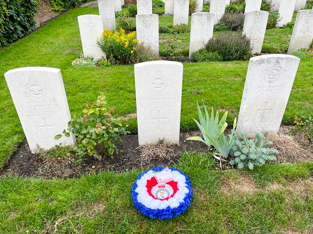 Photo showing the graves and gravestones of the crew of Lancaster SR-J